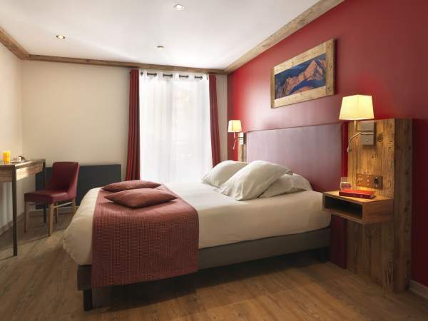 Chambre montagnarde rouge vieux bois la chappelle d'abondance
