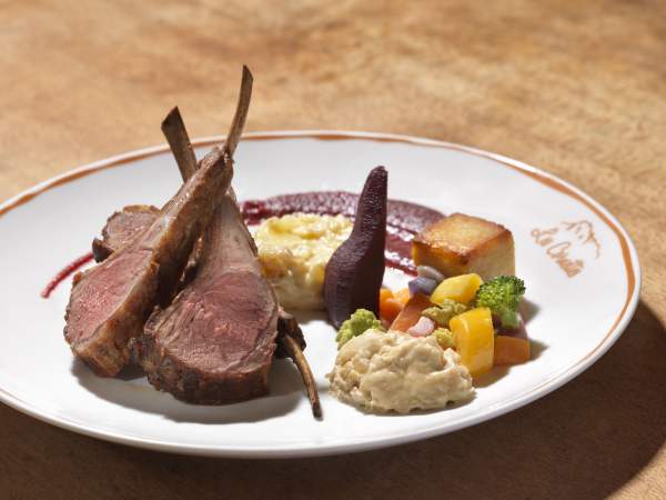 Assiette dréssée carré d'agneau restaurant les cornettes 