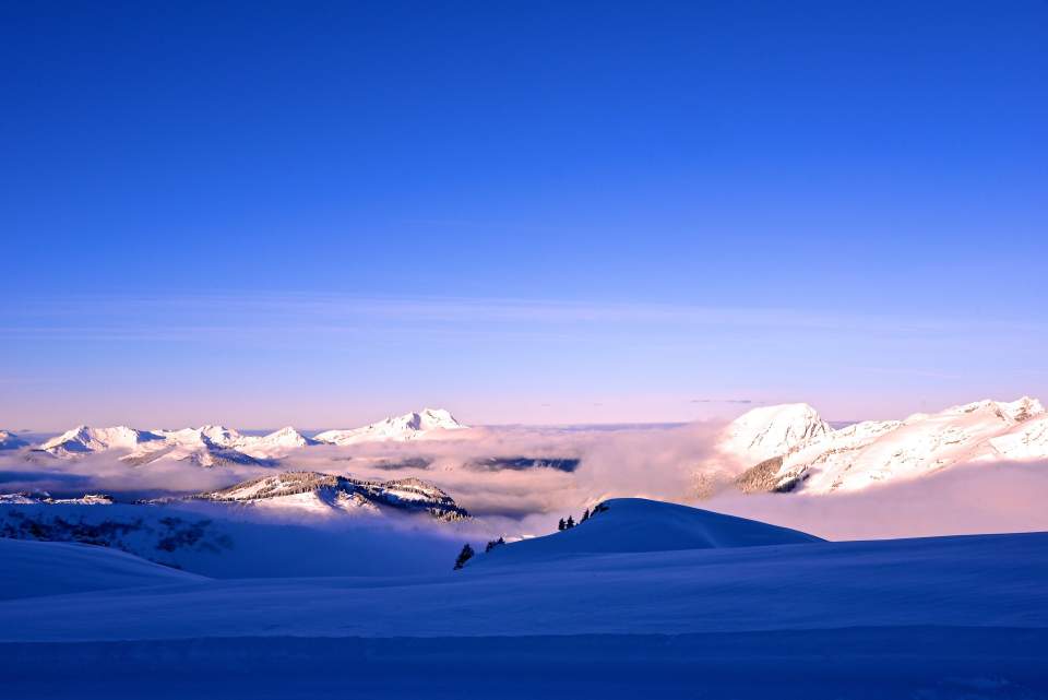 Photo panorama montagnes enneigées